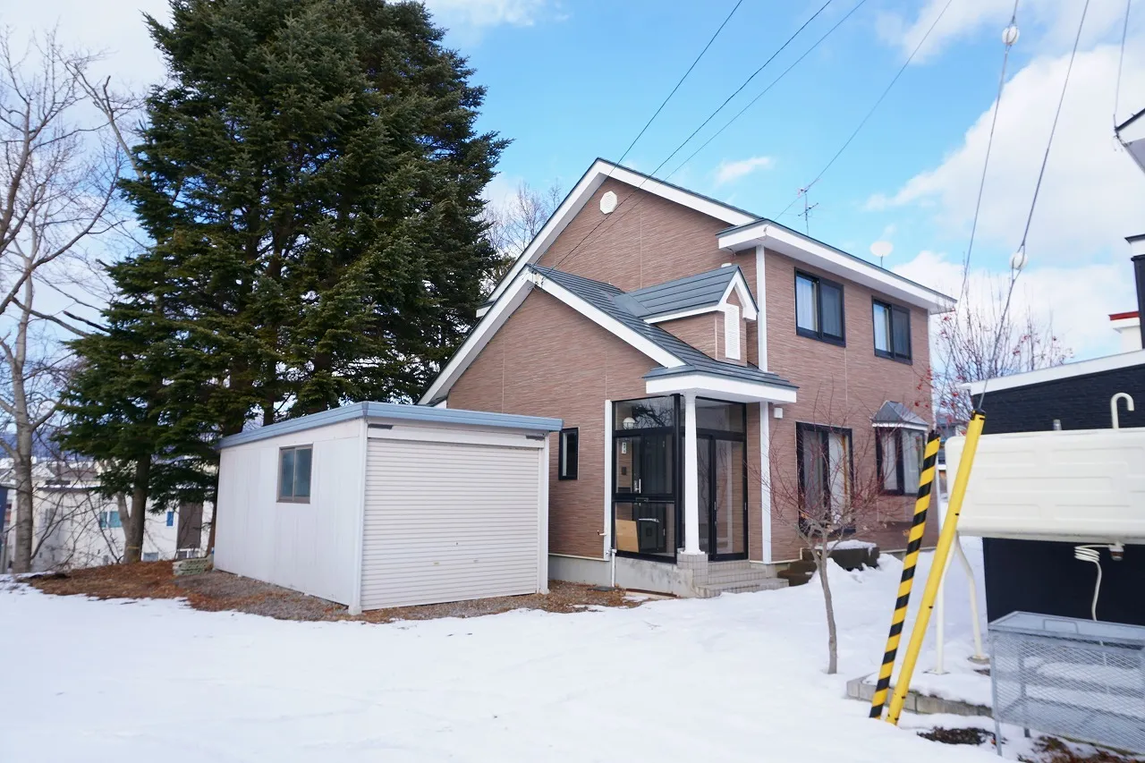 敷地面積は143坪と広々しており、車高が高めの車も駐車可能な車庫も付いています